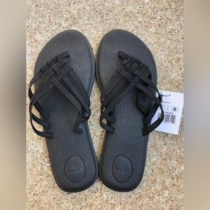 Sanuk yoga salty black sandal new
